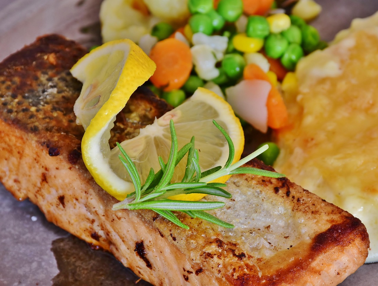 foto van zalm met knolselderijpuree